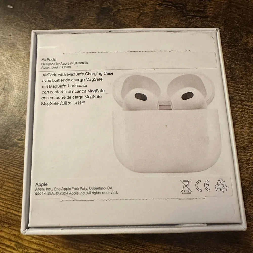 Apple AirPods Pro in Classic White